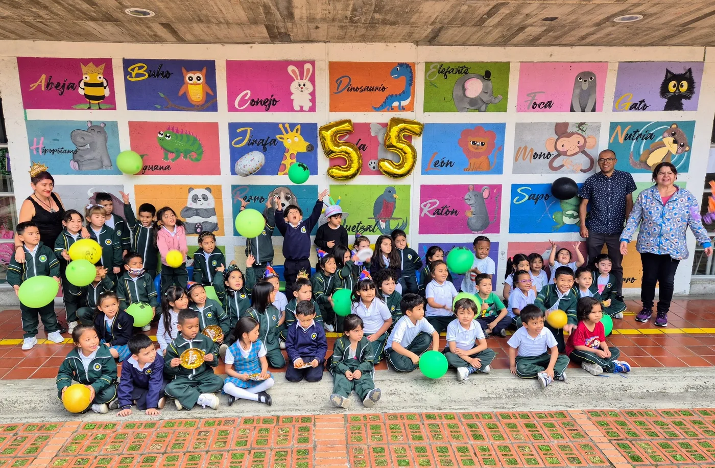 Estudiantes del INEM Francisco de Paula Santander junto a un mural institucional